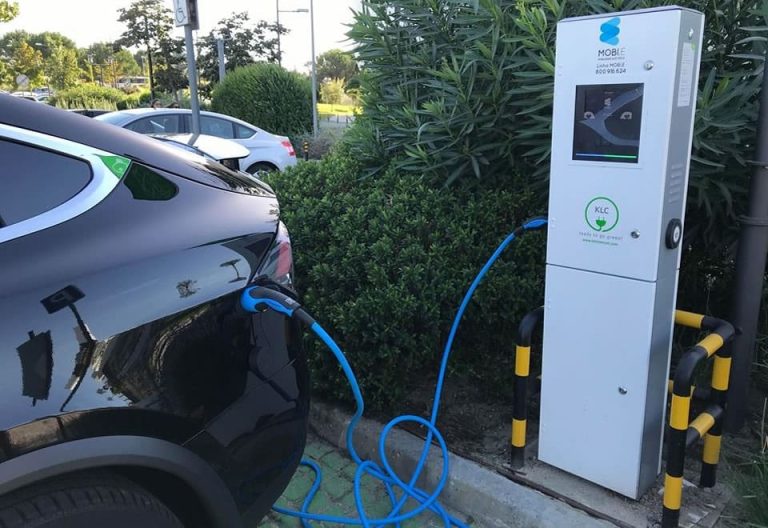 Postos de carregamento de baterias de veículos elétricos