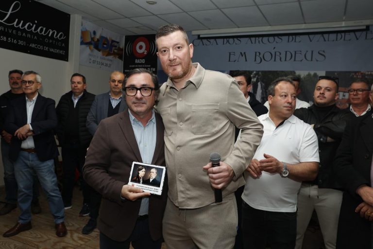 Junta de Prozelo e empresários da freguesia na festa do 17.º aniversário da Casa dos Arcos em Bordéus