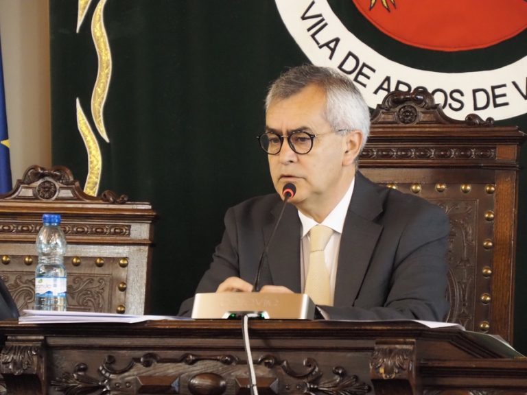 Reconfiguração da Câmara com o presidente em exercício Olegário Gonçalves e o novo vereador empossado Marco Aurélio Amorim